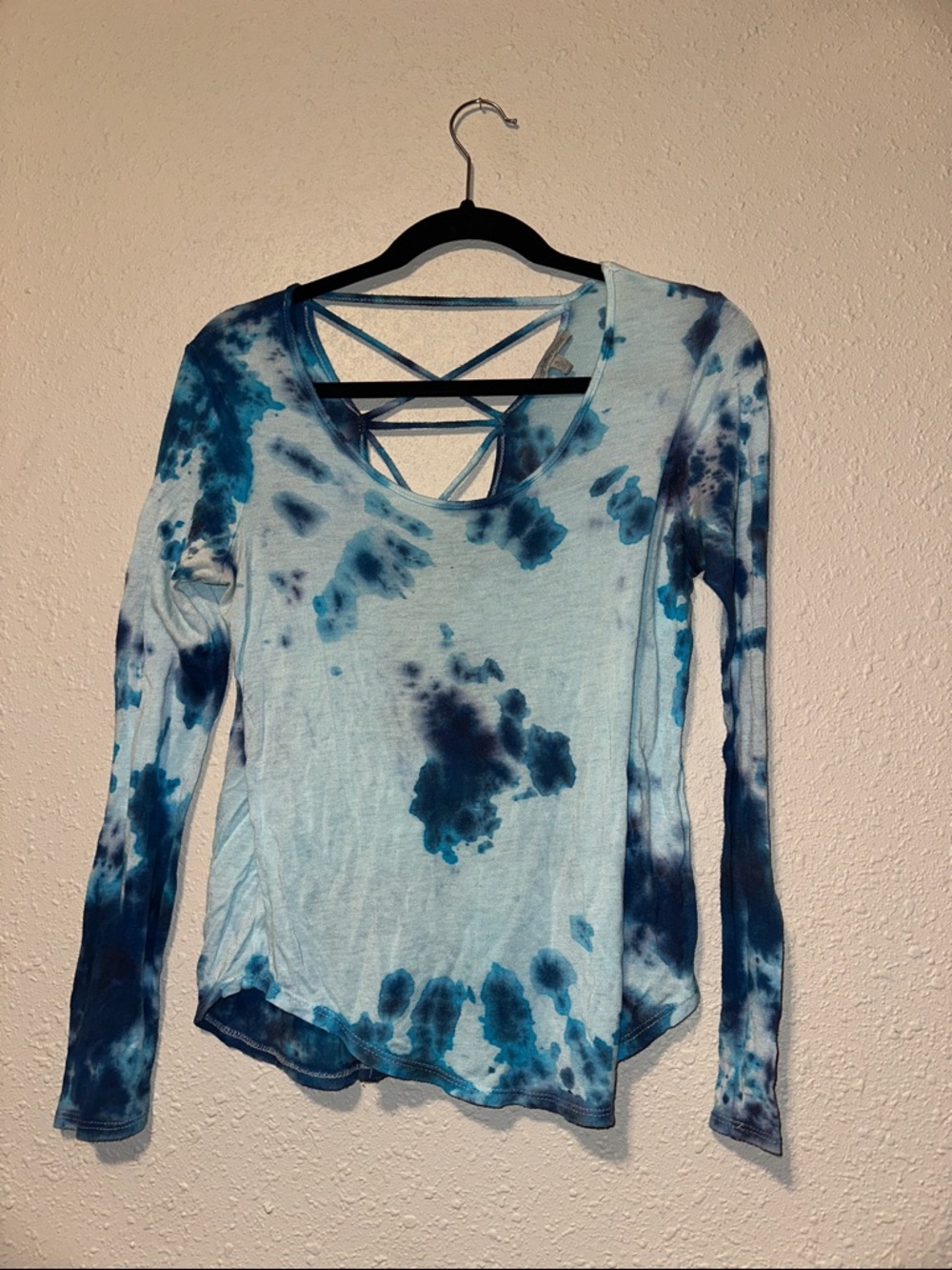 Women’s Blue Tie-Dye Long Sleeve Crisscross Top